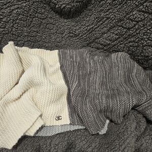 Women's Gray and Cream Scarf